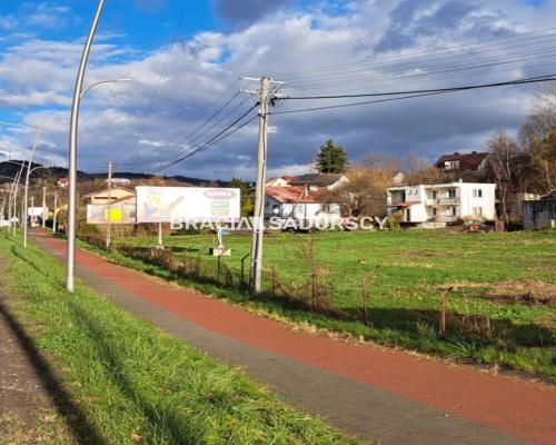 Działka pod usługi lub zabudowe jednorodzinną