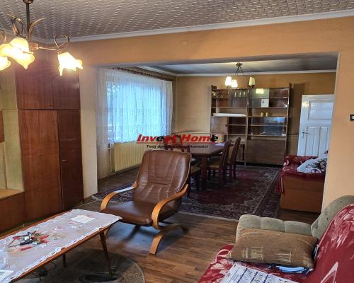 Niewielki dom w spokojnym miejscu.