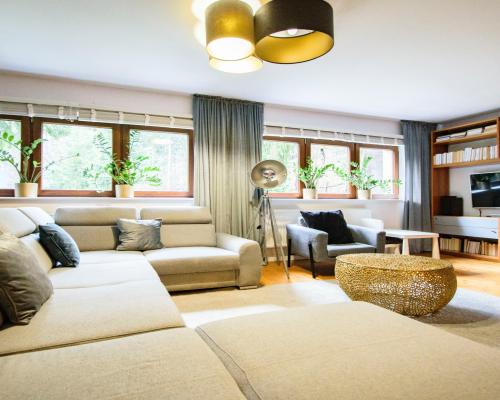 PIĘKNY DOM POD SAMYM LASEM Z WIDOKIEM NA GÓRY