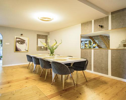 PIĘKNY DOM POD SAMYM LASEM Z WIDOKIEM NA GÓRY