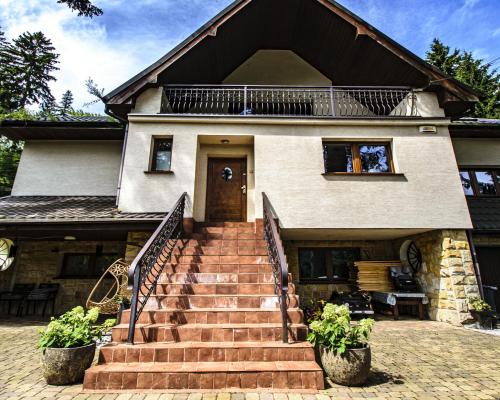 PIĘKNY DOM POD SAMYM LASEM Z WIDOKIEM NA GÓRY