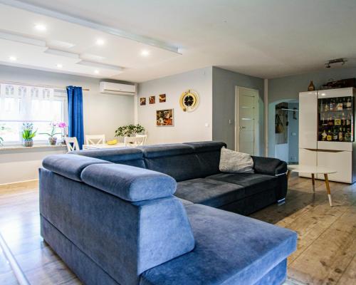 DOM Z BAJKOWYM OGRODEM – TYLKO U NAS! 🏡