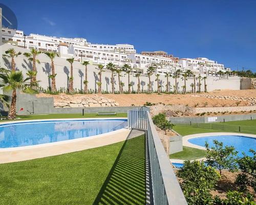 Penthouse z widokiem na góry i morze w Gandii