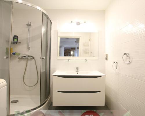 Mieszkanie, Nałęczów,ul. Partyzantów, 3 pokoje, 59m2,  Opis mieszkania: - piętro 3/3- powierzchnia mieszkania: 58,7 m2- salon 2