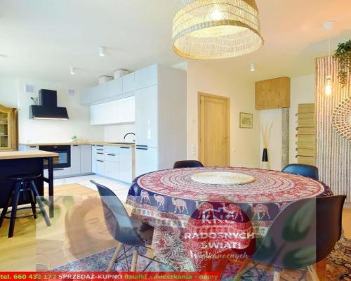 Prestiżowe mieszkanie, wyskoki standard, 2 balkony.