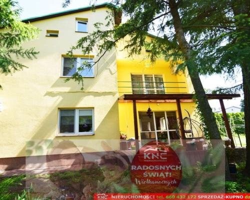 Zadbany dom do zamieszkania, ładna działka.