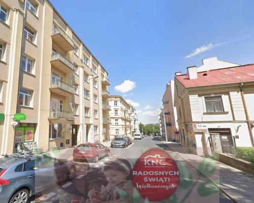 Ścisłe centrum, tuż przy Placu Litewskim.