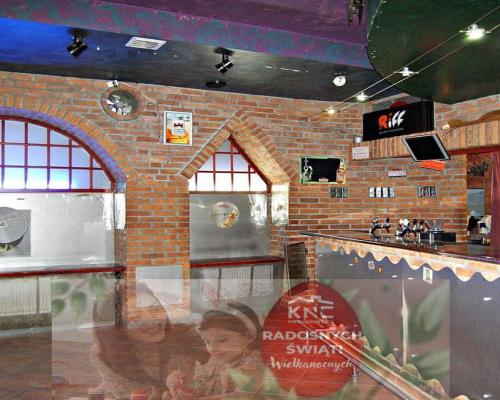 Przy jednej z bardziej ruchliwych ulic miasta