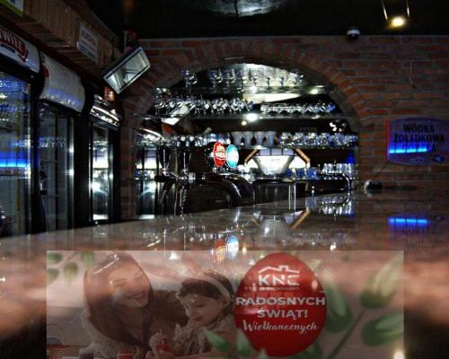 Przy jednej z bardziej ruchliwych ulic miasta