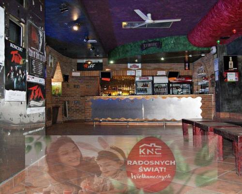 Przy jednej z bardziej ruchliwych ulic miasta