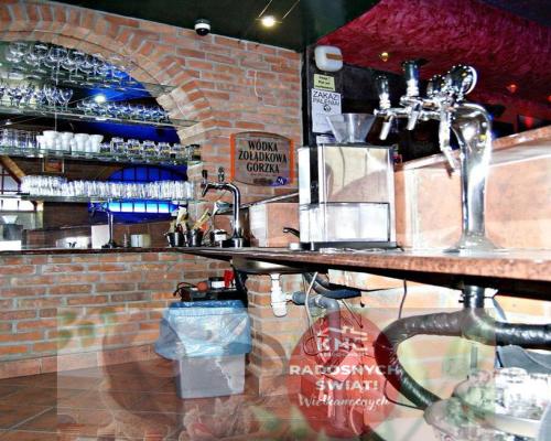 Przy jednej z bardziej ruchliwych ulic miasta