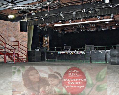 Przy jednej z bardziej ruchliwych ulic miasta