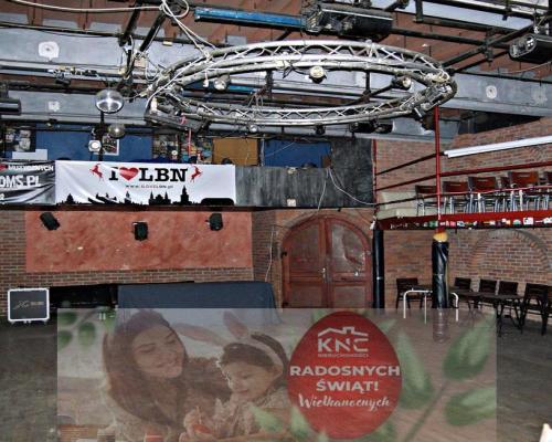 Przy jednej z bardziej ruchliwych ulic miasta