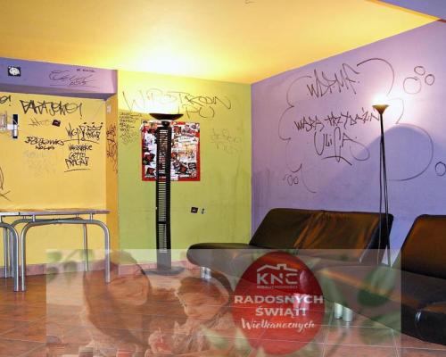 Przy jednej z bardziej ruchliwych ulic miasta