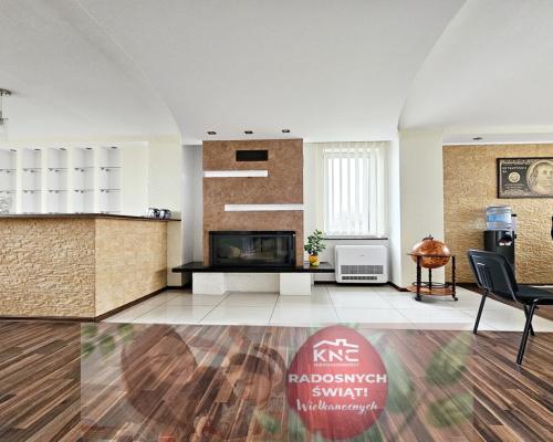 Budynek z lok. biurowo-usługowymi na 22ar działce