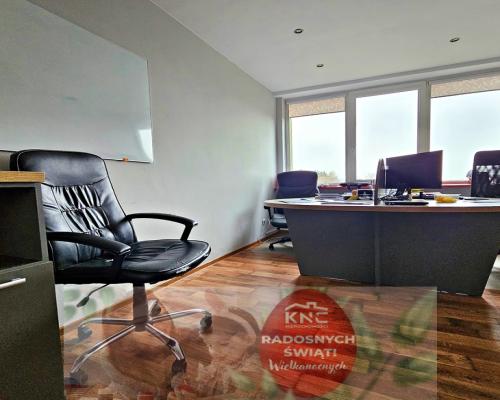 Budynek z lok. biurowo-usługowymi na 22ar działce