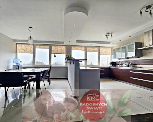 Budynek z lok. biurowo-usługowymi na 22ar działce