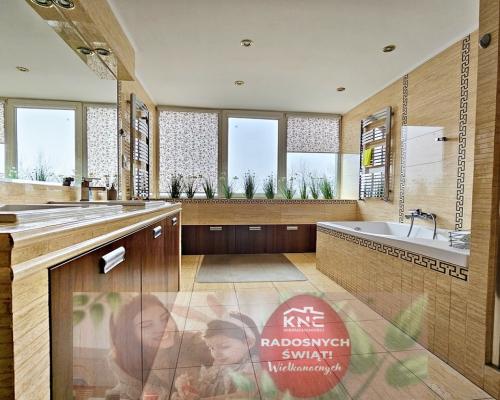 Budynek z lok. biurowo-usługowymi na 22ar działce