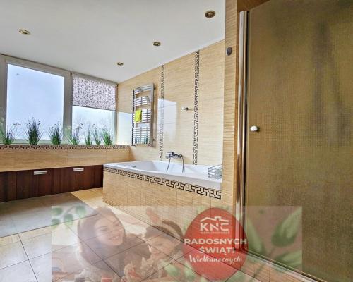 Budynek z lok. biurowo-usługowymi na 22ar działce