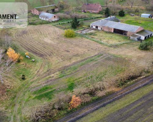 Dom z zabudowaniami na działce 1,24 ha