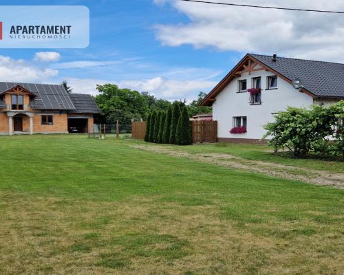 Dwa domy wolnostojące w spokojnej okolicy