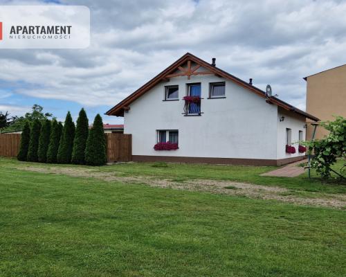 Dwa domy wolnostojące w spokojnej okolicy