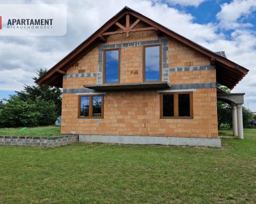 Dwa domy wolnostojące w spokojnej okolicy