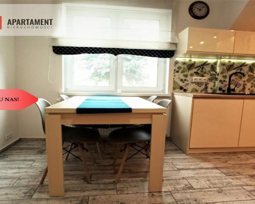 Dom po remoncie z budynkami usługowymi w centrum