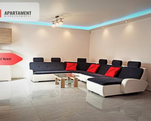 Dom po remoncie z budynkami usługowymi w centrum