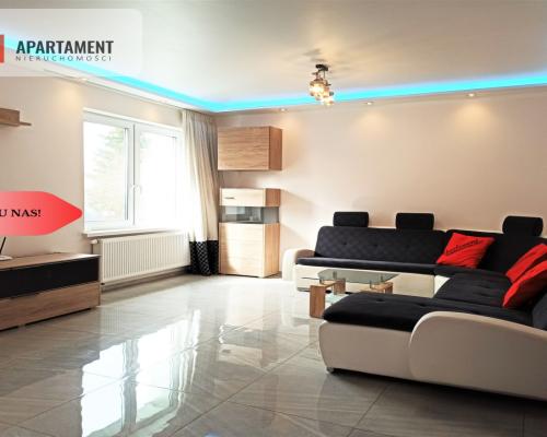 Dom po remoncie z budynkami usługowymi w centrum