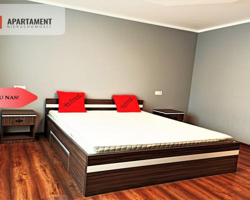 Dom po remoncie z budynkami usługowymi w centrum