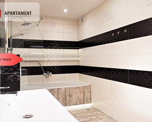 Dom po remoncie z budynkami usługowymi w centrum