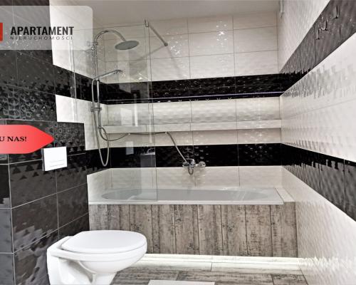 Dom po remoncie z budynkami usługowymi w centrum