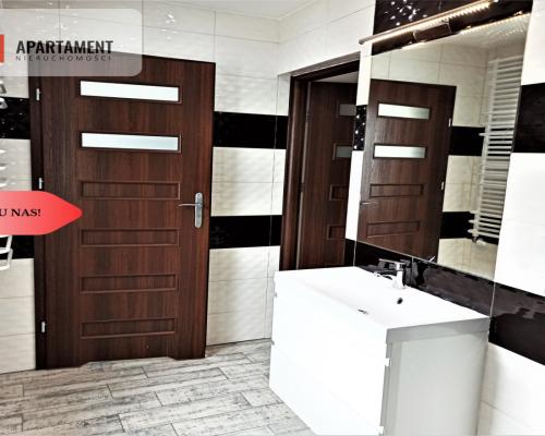 Dom po remoncie z budynkami usługowymi w centrum