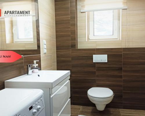 Dom po remoncie z budynkami usługowymi w centrum