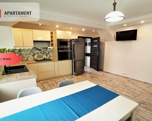 Dom po remoncie z budynkami usługowymi w centrum