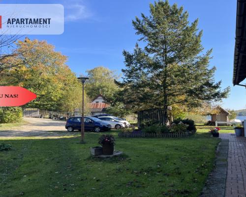 Duży dom na brzegu jeziora .