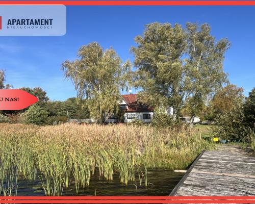 Duży dom na brzegu jeziora .