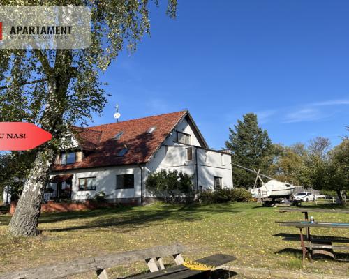 Duży dom na brzegu jeziora .