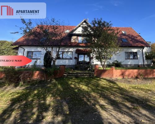 Duży dom na brzegu jeziora .