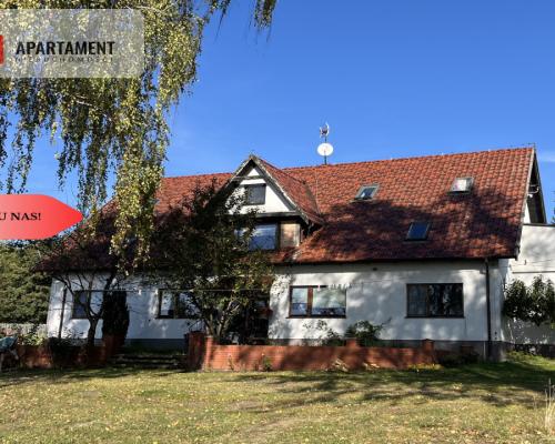 Duży dom na brzegu jeziora .