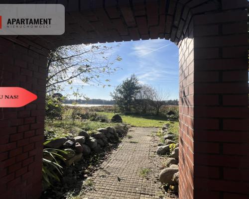 Duży dom na brzegu jeziora .