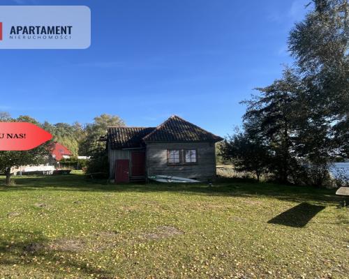 Duży dom na brzegu jeziora .