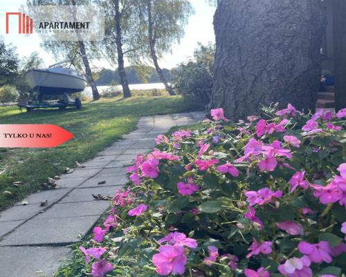 Duży dom na brzegu jeziora .