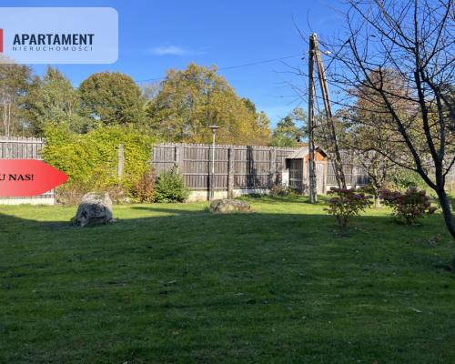 Duży dom na brzegu jeziora .