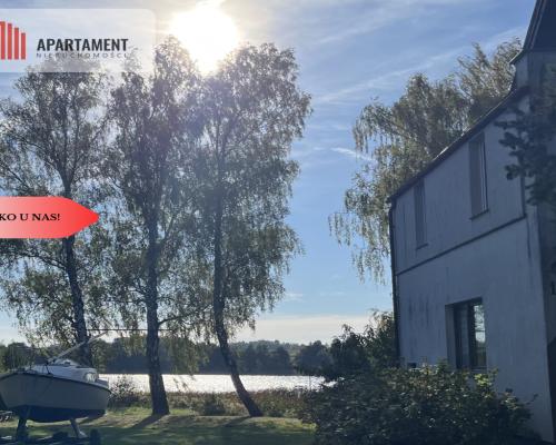 Duży dom na brzegu jeziora .