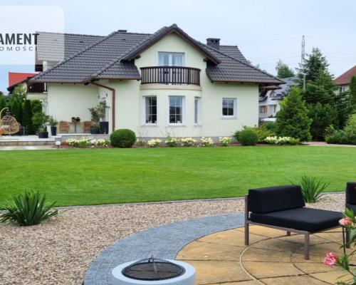 Wspaniała Nieruchomość z Urokliwym Ogrodem!