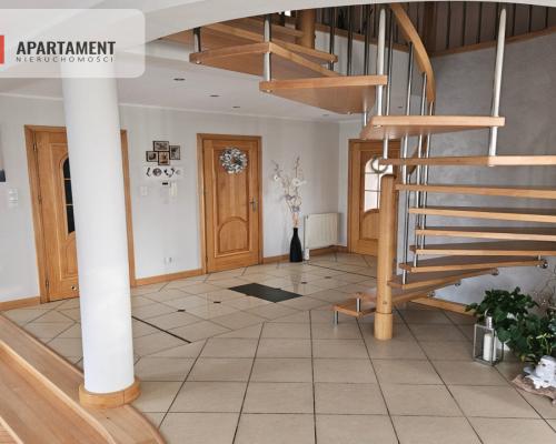 Wspaniała Nieruchomość z Urokliwym Ogrodem!