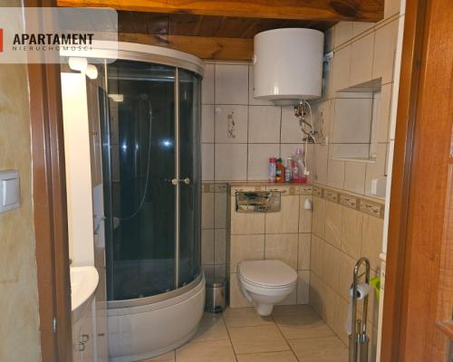 Ładny dom w lesie  blisko jeziora