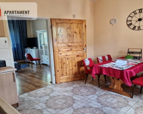 Dom z dwoma odrębnymi mieszkaniami, blisko centrum